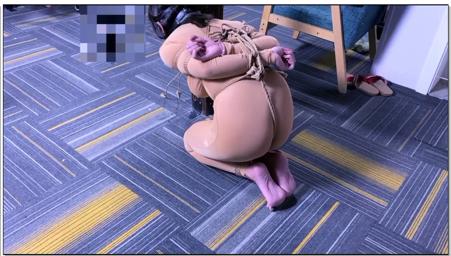 【绳精病】请让我做爸爸的捆绑小宠物 反差美女被训练的第一步是要被拴在主人脚边习惯