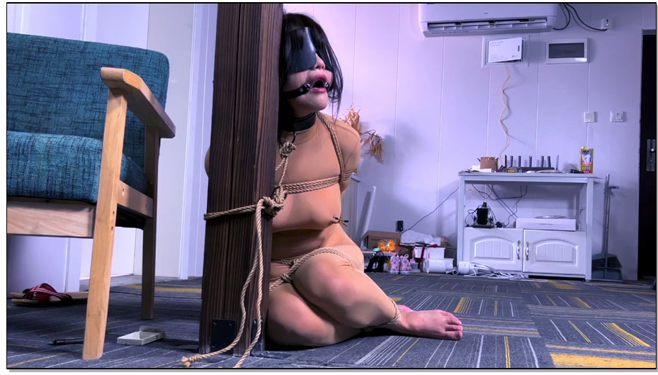 【绳精病】请让我做爸爸的捆绑小宠物 反差美女被训练的第一步是要被拴在主人脚边习惯