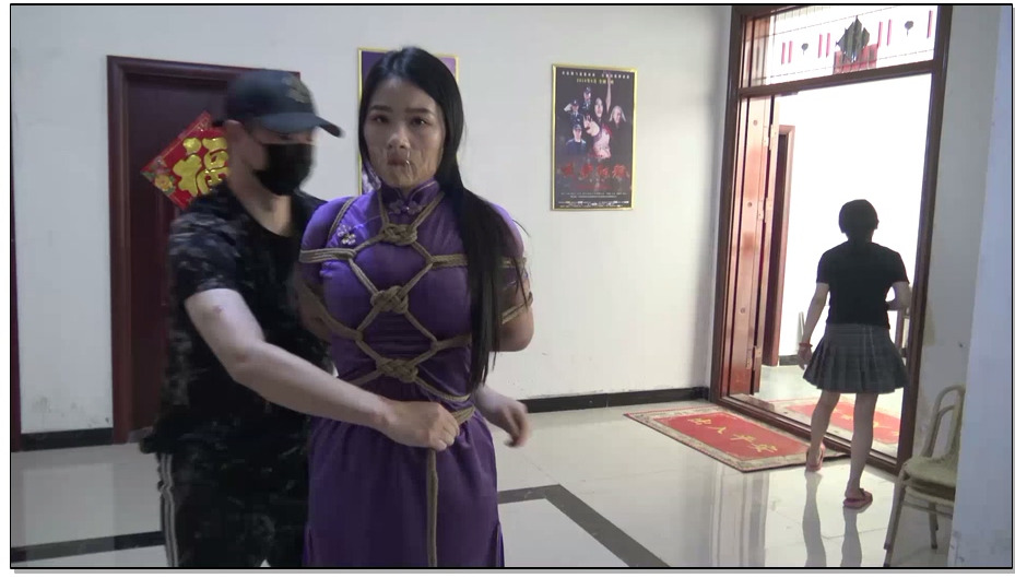 【胜景影视】严密堵嘴，强制戴上不锈钢颈枷