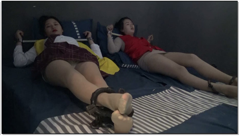 【胜景影视】拘束两女犯 两女犯被颈手枷固定着