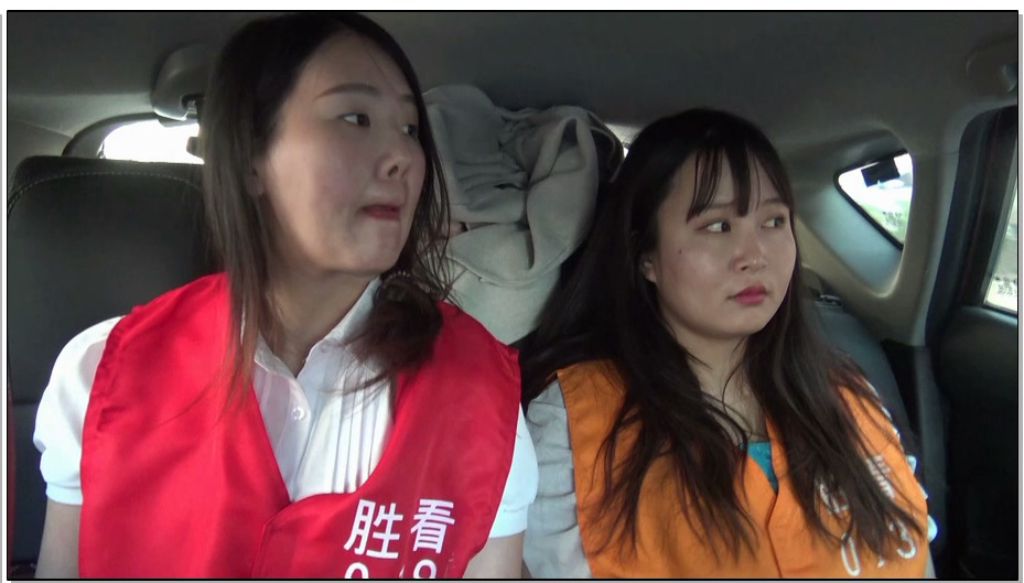 【胜景影视】镣铐双女犯押解 下集来了，双女犯戴手铐，脚镣押解