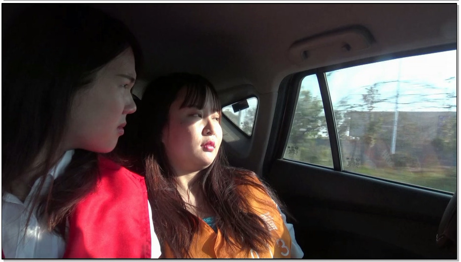 【胜景影视】镣铐双女犯押解 下集来了，双女犯戴手铐，脚镣押解