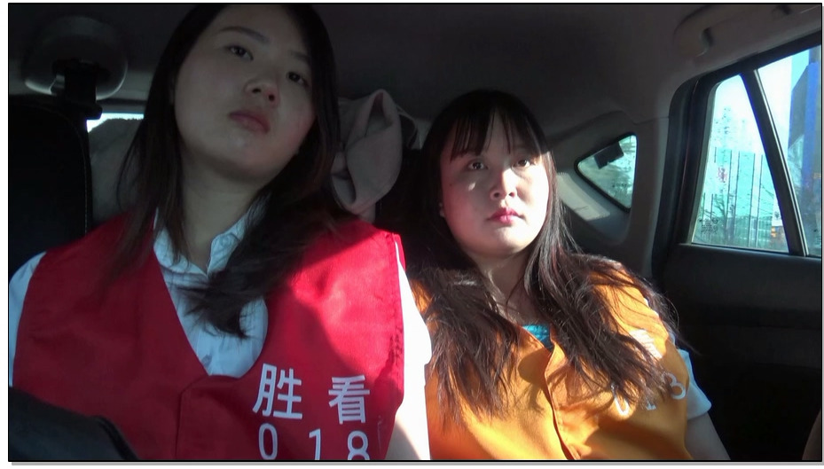 【胜景影视】镣铐双女犯押解 下集来了，双女犯戴手铐，脚镣押解