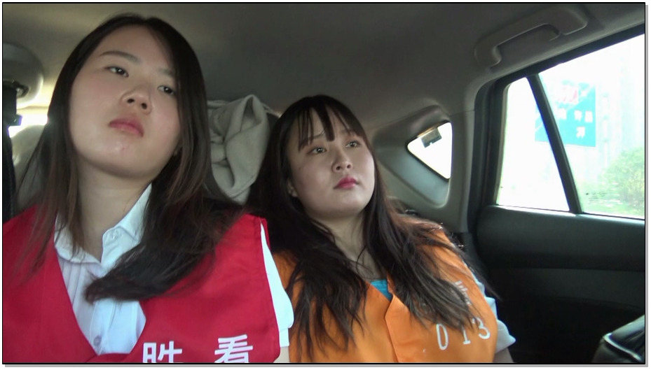 【胜景影视】镣铐双女犯押解 下集来了，双女犯戴手铐，脚镣押解