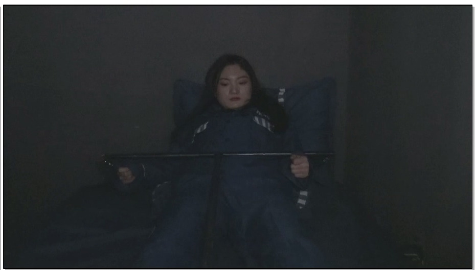 【胜景影视】女犯行刑前的等待 下 死刑前夜女犯被捆绑插标在牢房里很痛苦的一夜