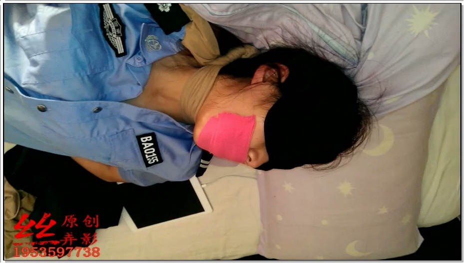 【丝弄影】女警的命运，全程挣扎，油亮丝袜！还有堵嘴窒息！