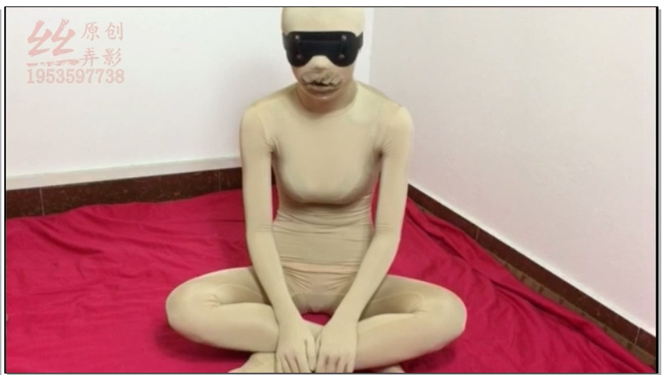 【丝弄影】强制Zentai丝袜外穿，妹子只能苦苦呻吟！