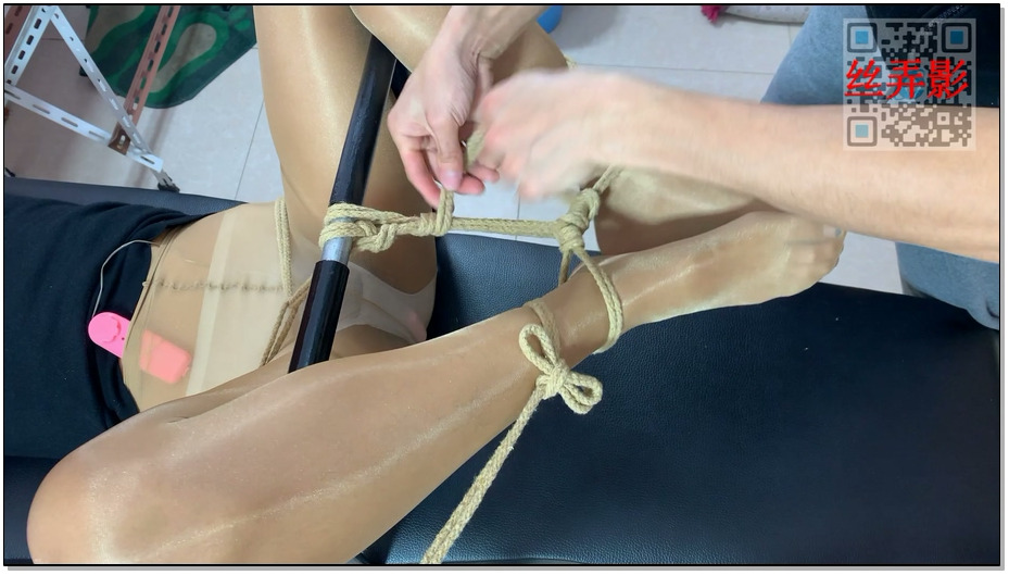 【丝弄影】新道具调教之丝袜严密堵嘴