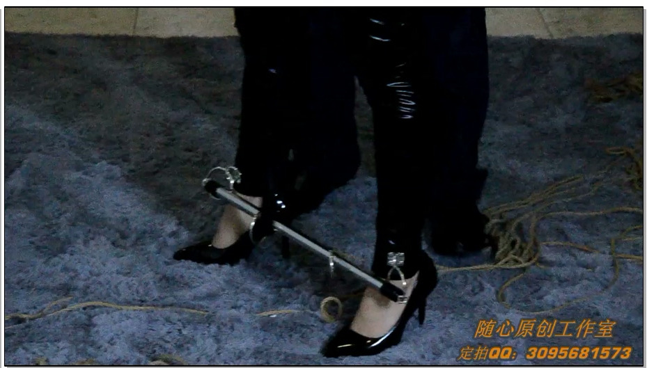 【随心原创】女王性格的妹子体验当M的感觉。金属铐 双脚分叉固定 后高手铐 吊铐