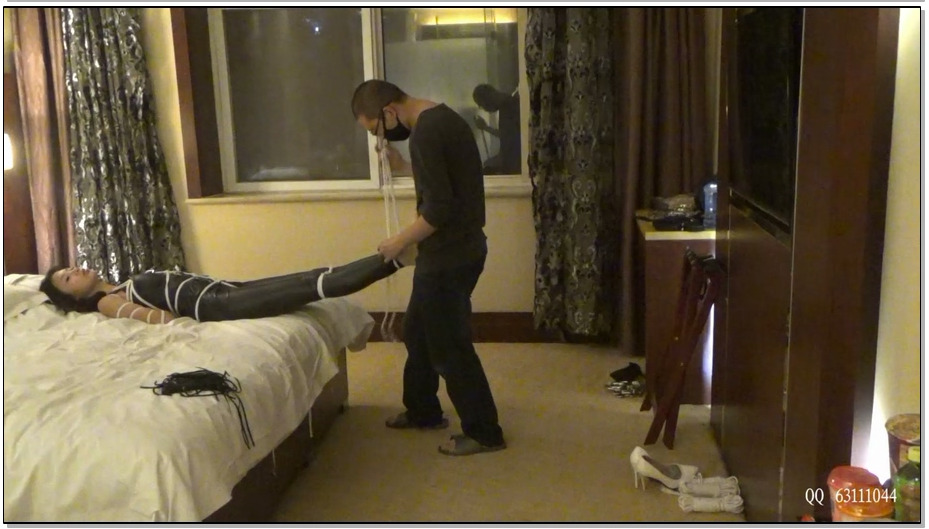 【随心原创】嫩妹子黑马甲皮裤灰丝高根尽显好身材 黑白分明的棉绳缠满全身痛苦膝盖走