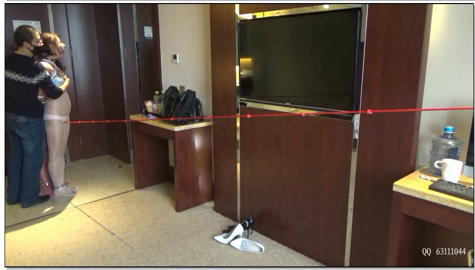 【随心原创】绳奴小M 双人网衣走绳 项圈相连 绳结深陷其中 踉跄的行走 面潮红润，呻吟