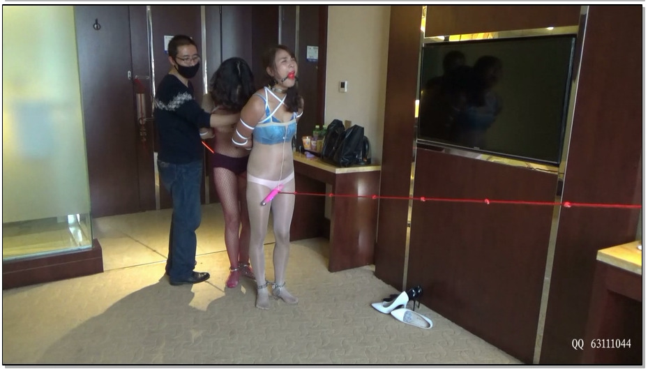 【随心原创】绳奴小M 双人网衣走绳 项圈相连 绳结深陷其中 踉跄的行走 面潮红润，呻吟