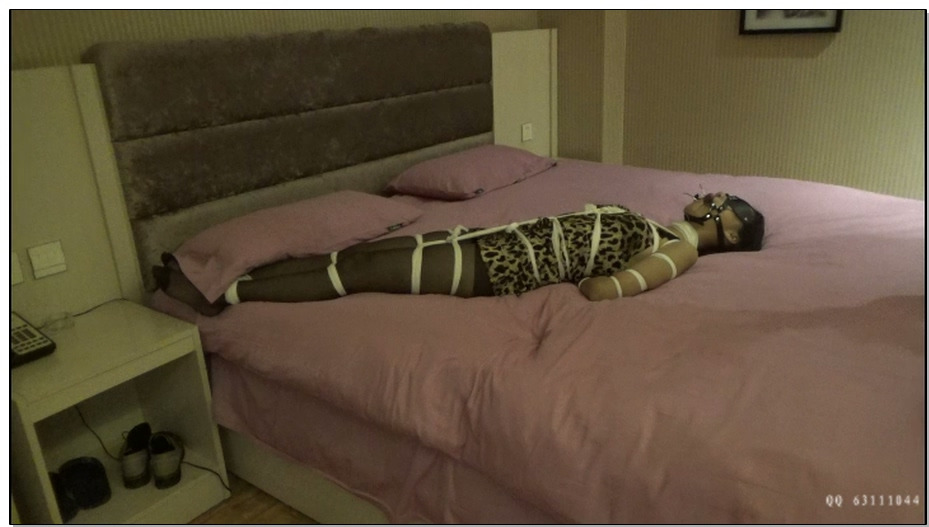 【随心原创】小M柔柔妹子 黑丝高跟豹纹 2 捆绑+手铐驷马马具口塞 床上戏弄挣扎不脱