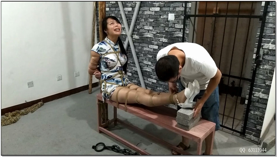 【随心原创】露露旗袍女烈体验 10公斤重镣五花艰难拖地行走 四块砖的老虎凳 痛到哭 