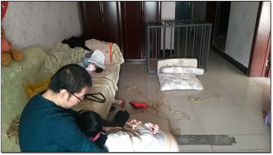 【随心原创】调叫丰满小私努 笼子上的戏弄