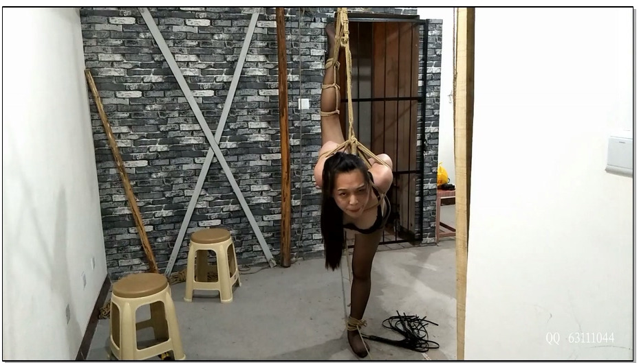 【随心原创】露露刑讯 单腿直立高吊 粗大木棍一字马空中劈叉 专业舞蹈演员的动作