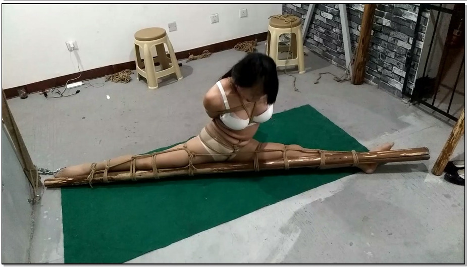 【随心原创】露露刑讯 单腿直立高吊 粗大木棍一字马空中劈叉 专业舞蹈演员的动作