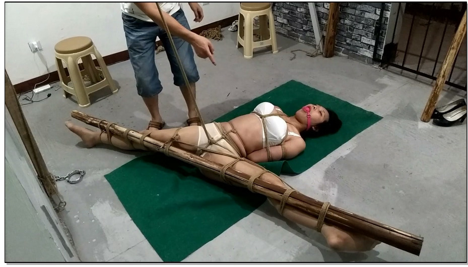 【随心原创】露露刑讯 单腿直立高吊 粗大木棍一字马空中劈叉 专业舞蹈演员的动作