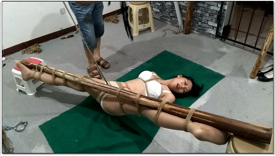 【随心原创】露露刑讯 单腿直立高吊 粗大木棍一字马空中劈叉 专业舞蹈演员的动作