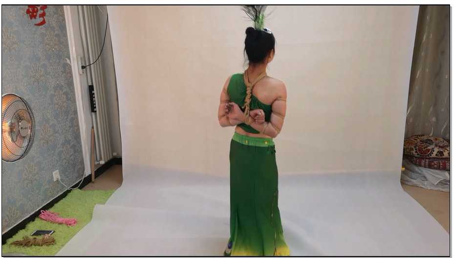 【随心原创】柔韧性超好的女孩五花大绑手铐脚镣热舞