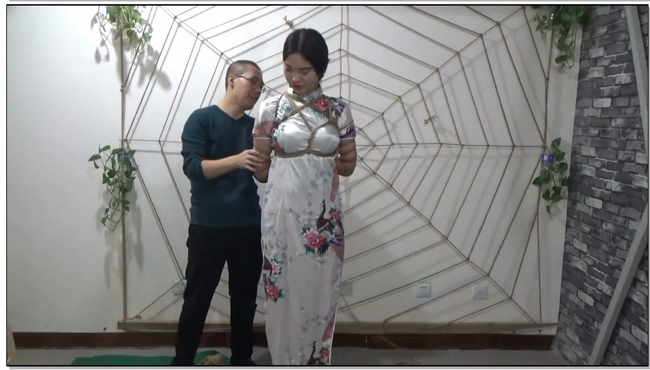 【随心原创】玫瑰露旗袍五花严厉紧缚 高跟丝袜单腿吊绑 后手高吊 紫了