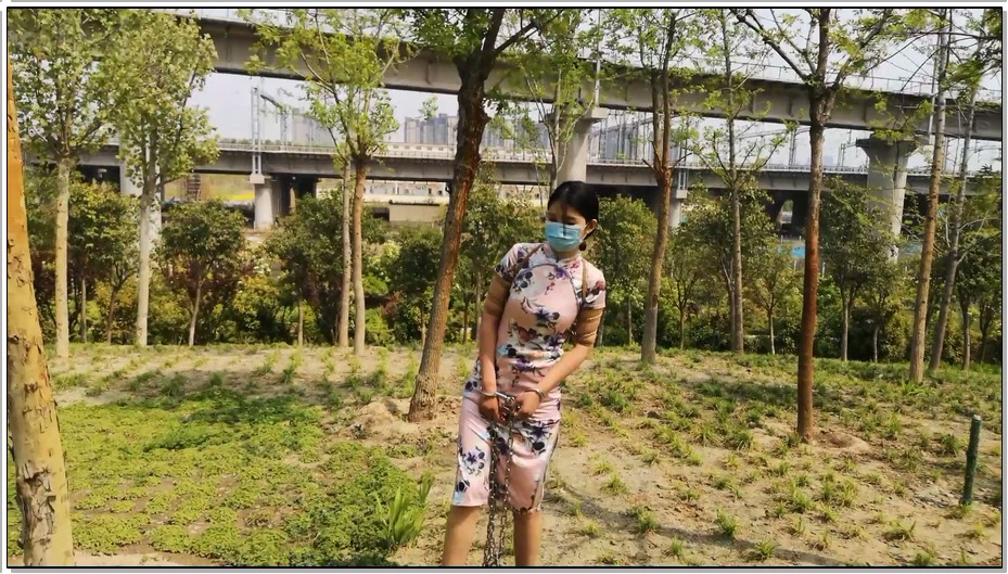 【随心原创】长腿真真 高跟押解手铐脚镣 艰难的行走 铐树上