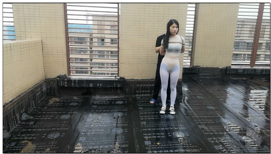 【随心原创】冷兮 楼顶 白丝 雨中捆绑 散步