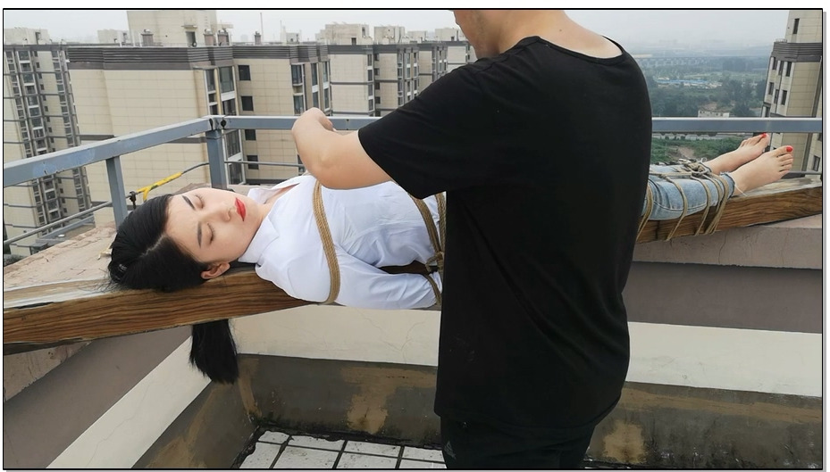 【随心原创】冷兮 楼顶上的捆绑 手脚捆绑艰难的下楼梯