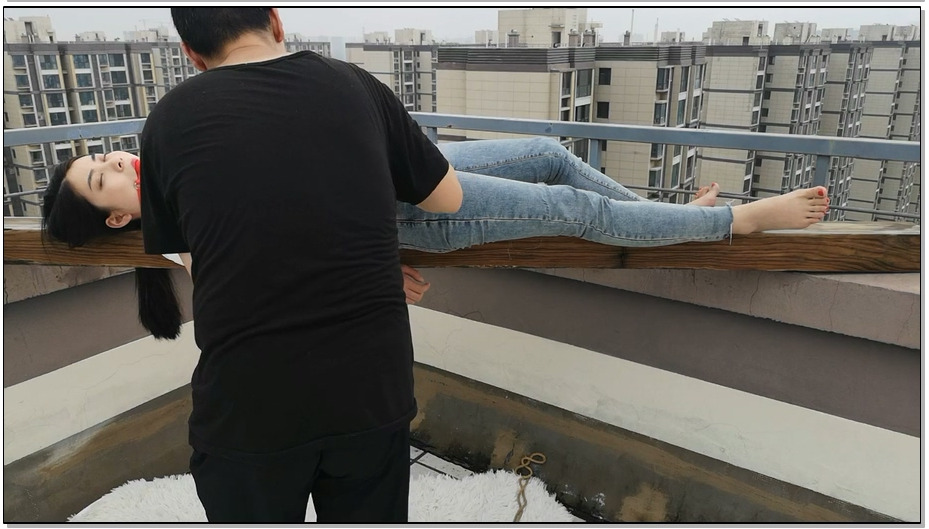 【随心原创】冷兮 楼顶上的捆绑 手脚捆绑艰难的下楼梯