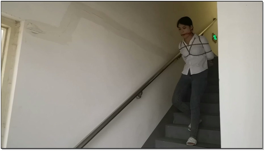 【随心原创】冷兮 楼顶上的捆绑 手脚捆绑艰难的下楼梯