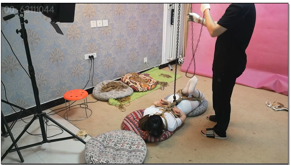 【随心原创】杨蕊 吊绑专辑 黑短裙 护士服 手动倒链一点一点拉起来驷马吊 艰难的忍受
