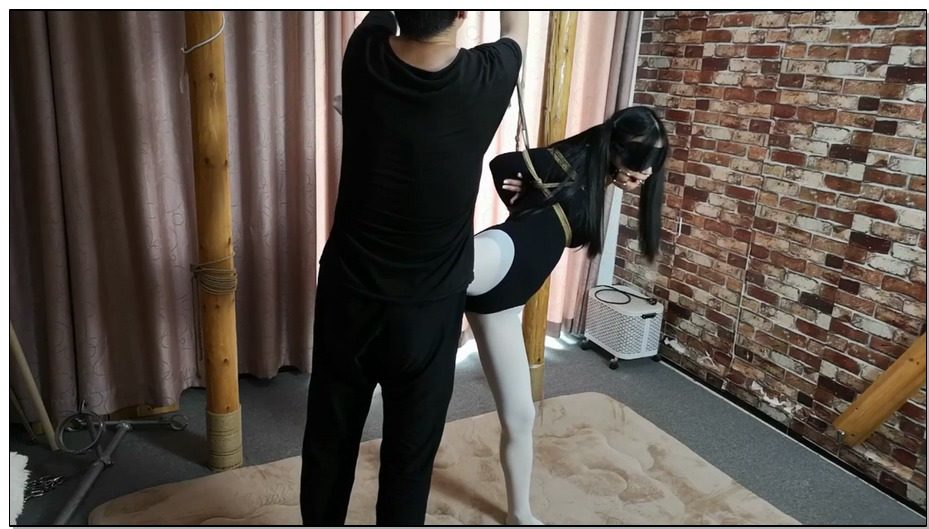 【随心原创】小卡 白丝体操服 单腿吊 体验跪爬器