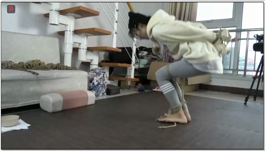 【绳之韵】新人点点上 可爱萝莉、漂亮脚丫，扔在地上翻滚啊！小萝莉！捆绑手脚，花…