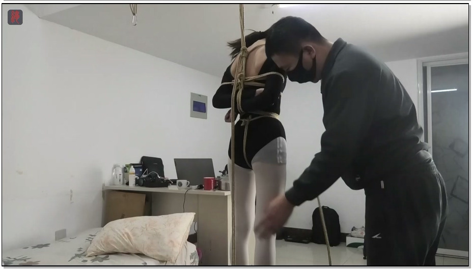 【绳之韵】私人助理兼萝莉绳模点点，体操服、白丝，凌空分腿、股绳悬吊，娇嫩胴体、小..