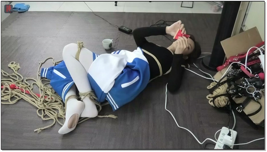 【绳之韵】私人助理兼萝莉绳模点点，体操服、白丝，凌空分腿、股绳悬吊，娇嫩胴体、小..