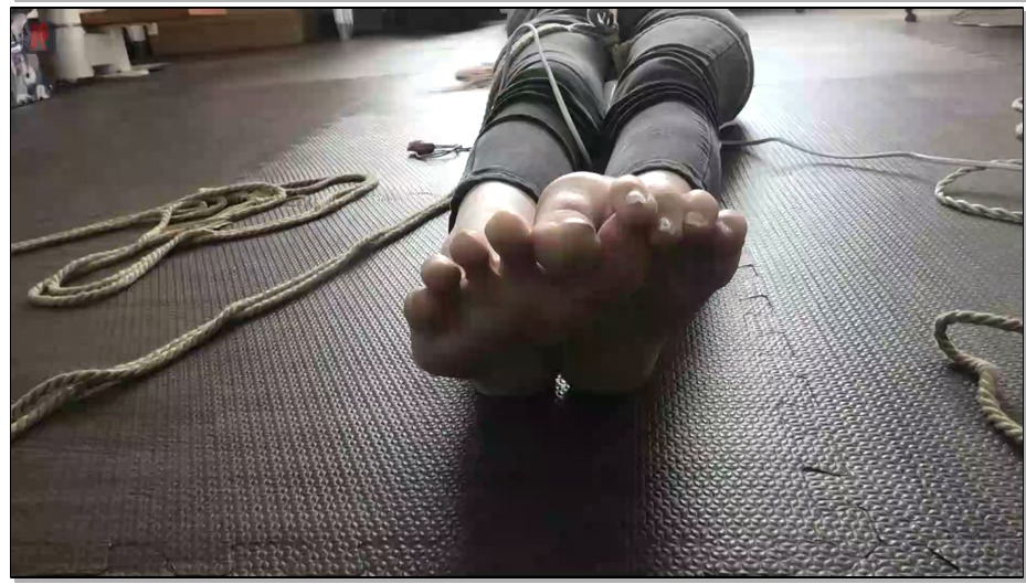 【绳之韵】初染风尘却依旧好看的灵儿，牛仔裤极限驷马，SP、TJ，脱袜玩脚、TK、GC