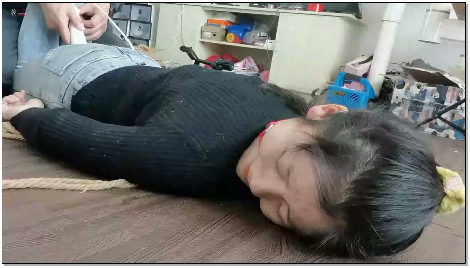 【绳之韵】小萌新，可爱小妹四月2：牛仔裤、驷马捆绑，口球+棒棒，调教室里的无助羔羊