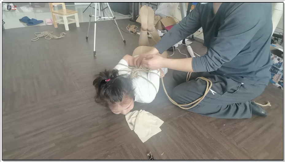 【绳之韵】薇薇1 勒颈，跪缚半吊，驷马，被迫GC初体验（片尾有福利）
