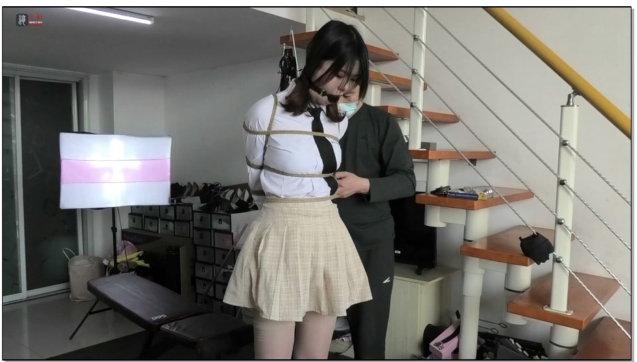【绳之韵】大一新人，172CM长腿妹子小云：肉丝、小白鞋，驷马、肉丝大嫩脚玩赏、TK，…