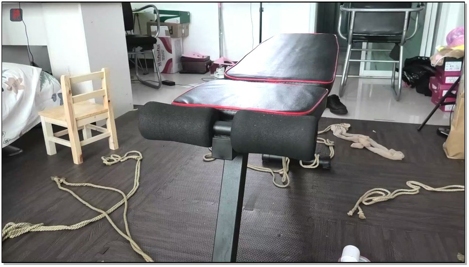 【绳之韵】罗裳，无罩凳子叠缚，针刺虐足、股绳半吊固定，注射器重口虐足、崩溃，痛苦…