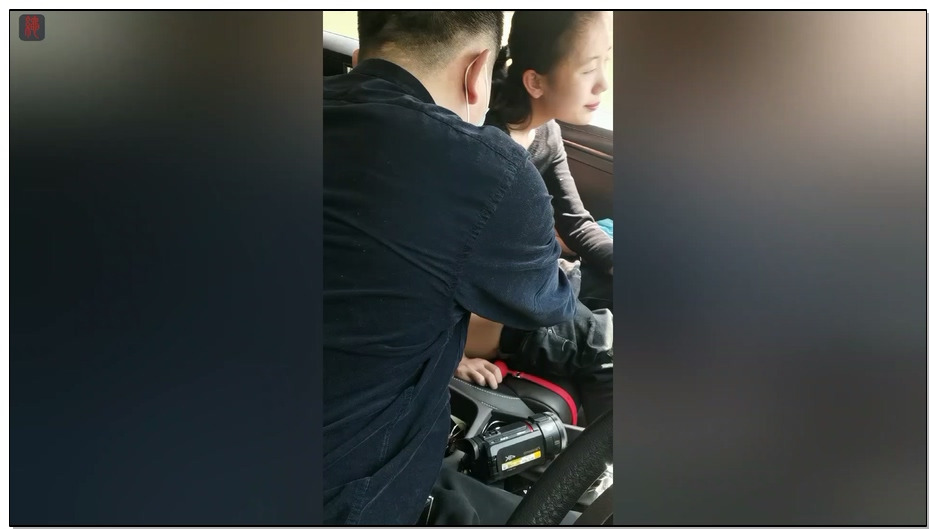 【绳之韵】户外 小公园水边草地上被反绑双手的少女,玩具固定、脱鞋晾脚丫，可怜女孩很…