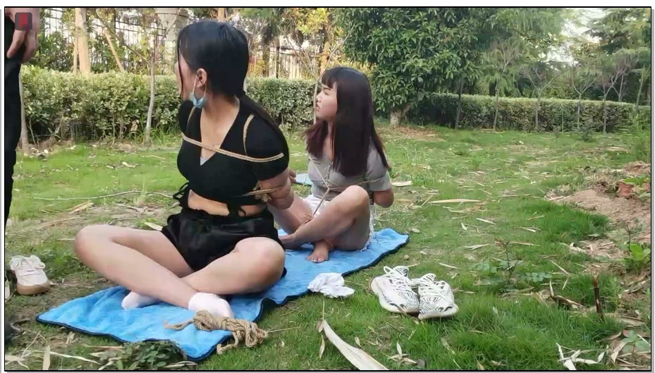 【绳之韵】曼琪、婉儿户：墙外马路上车来车往，墙内草坪上两个小女孩受缚、原味堵嘴、…