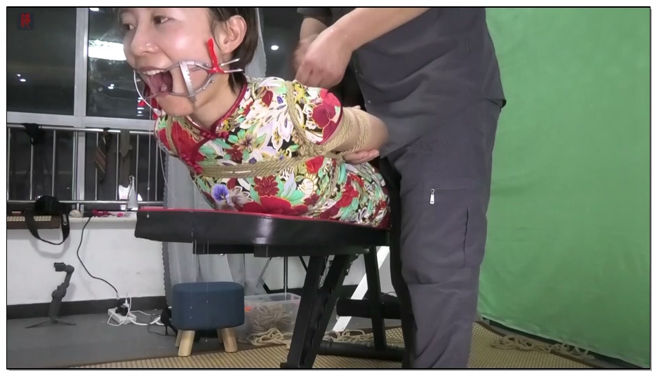 【绳之韵】开口器、口水的性感和极度诱惑！轻熟女惠子小旗袍，超薄黑丝，极限反弓驷马…