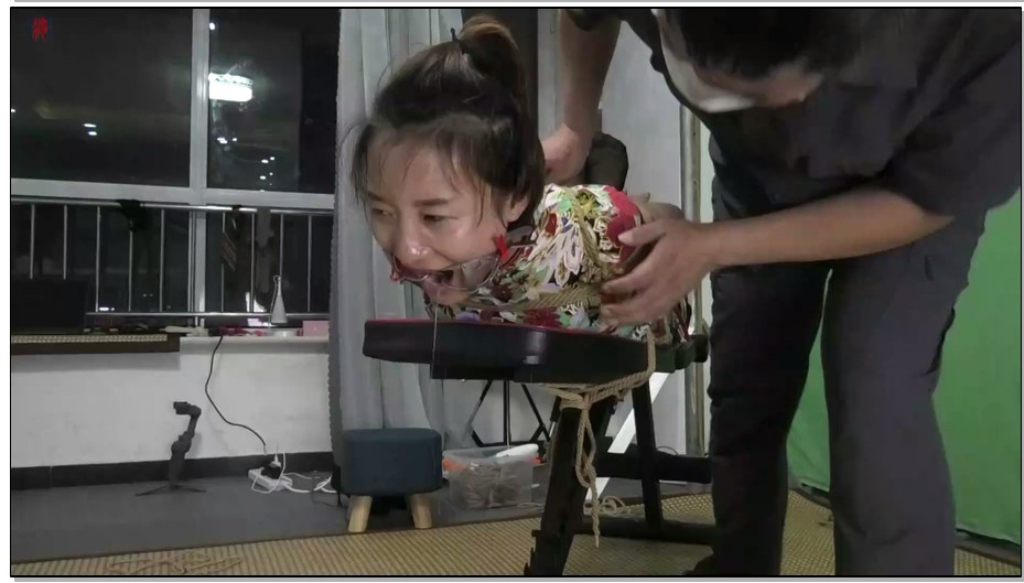 【绳之韵】开口器、口水的性感和极度诱惑！轻熟女惠子小旗袍，超薄黑丝，极限反弓驷马…