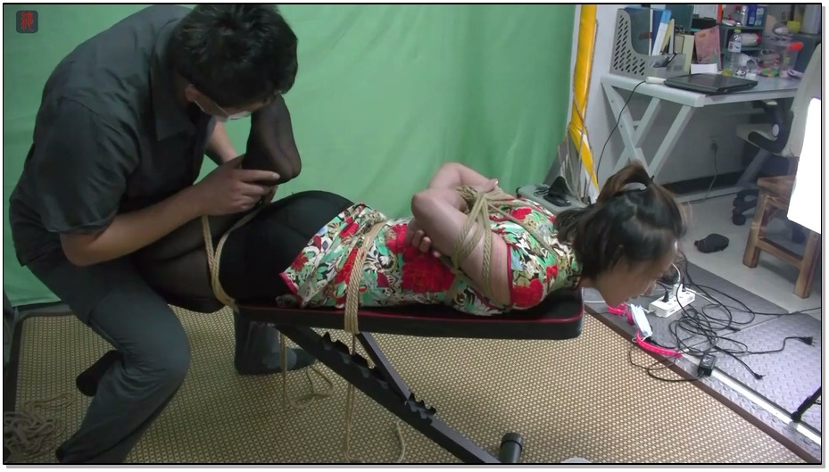 【绳之韵】开口器、口水的性感和极度诱惑！轻熟女惠子小旗袍，超薄黑丝，极限反弓驷马…