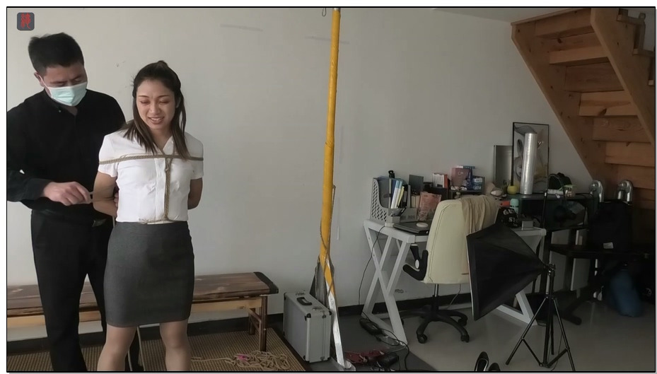 【绳之韵】若兰驷马捆虐，尴尬的捆绑憋尿，再加上烦人的棒棒，若兰差点崩溃了，表现的.