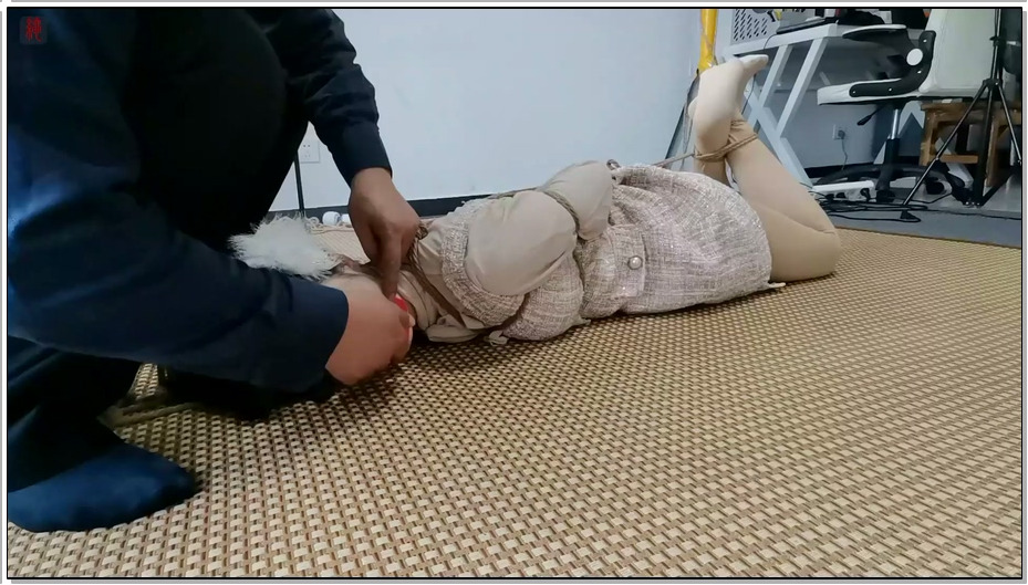 【绳之韵】九妹，押解一只穿着绳衣的小美妞回家，俨然成为路上移动的风景线。回家接着..