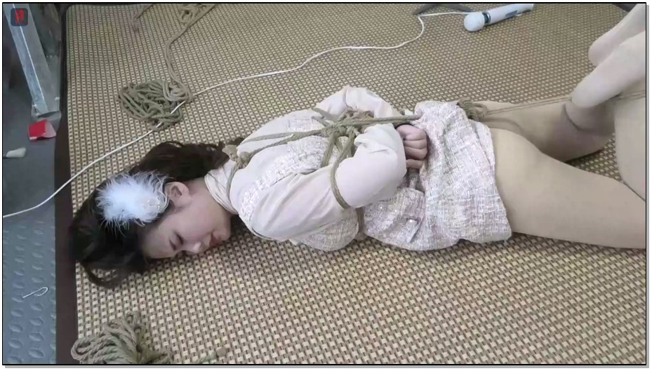 【绳之韵】九妹，押解一只穿着绳衣的小美妞回家，俨然成为路上移动的风景线。回家接着..