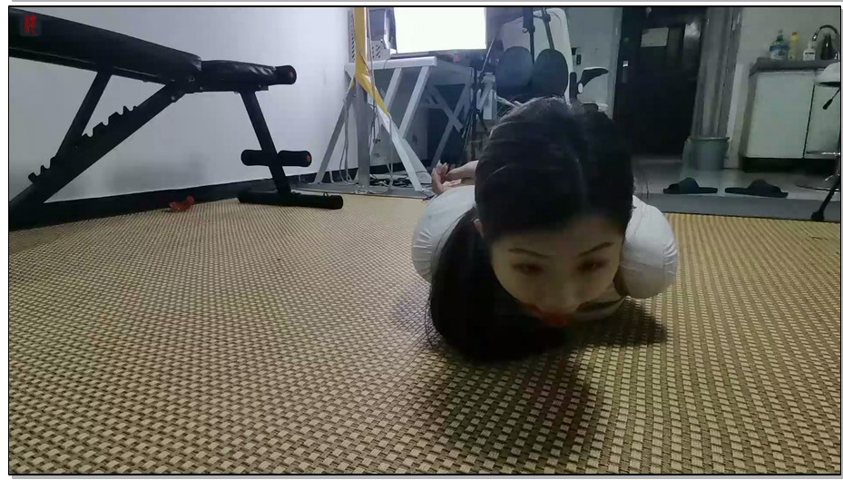 【绳之韵】娃娃脸、大胸，高挑靓丽美少女羽灵漆皮长靴极限驷马绳戏，口球、原味，美足.