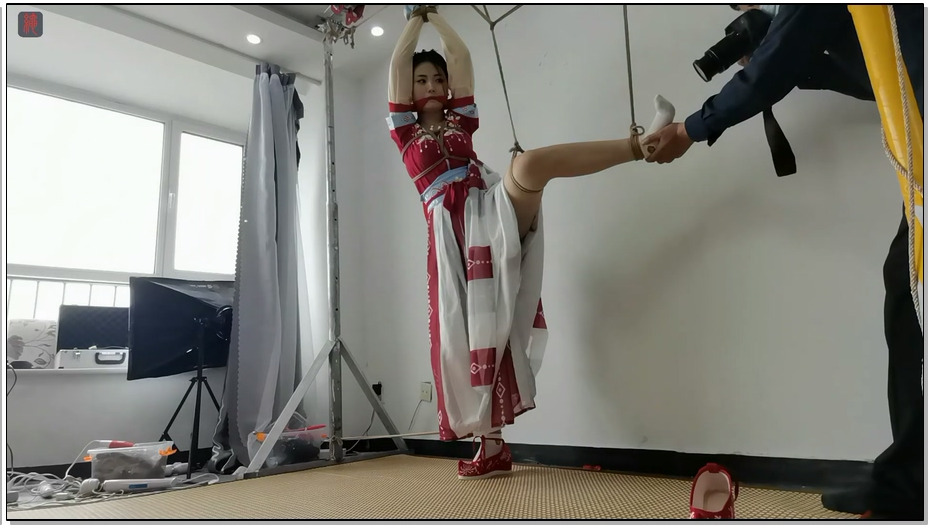【绳之韵】古装也惊艳的小九妹，古装小舞娘的白袜前手片足吊、勒嘴，漏内，脱掉小白袜..